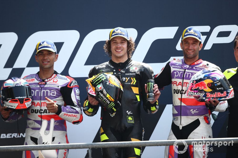 Bezzecchi junto a la dupla de Pramac, Martín y Zarco, en el podio de Le Mans