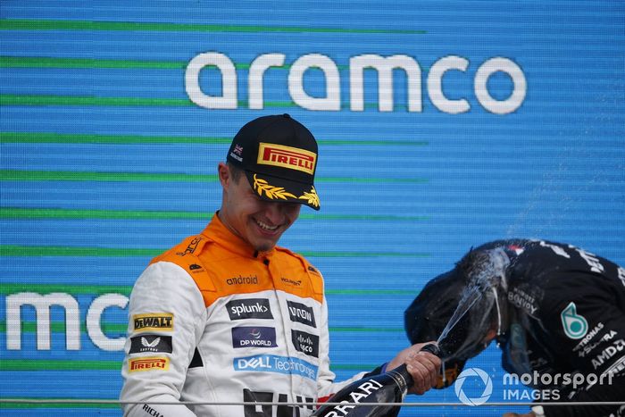 Lando Norris, McLaren, 2ª posición, Lewis Hamilton, Mercedes-AMG, 3ª posición, celebran en el podio