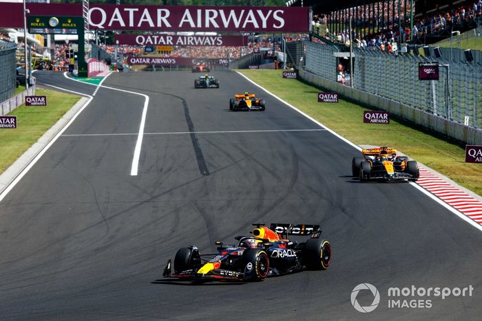 Max Verstappen, Red Bull Racing RB19, Oscar Piastri, McLaren MCL60, Lando Norris, McLaren MCL60