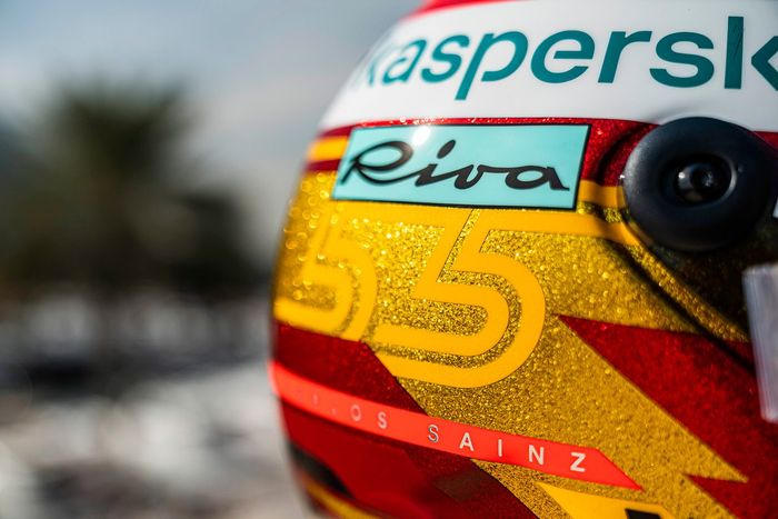 Casco de Carlos Sainz Jr., Ferrari