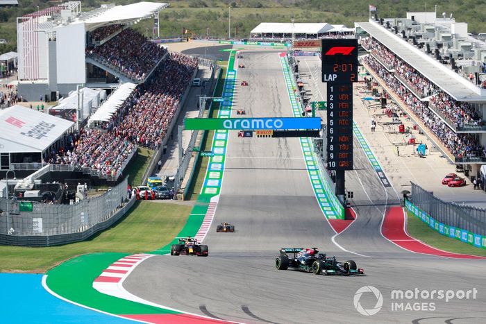 Lewis Hamilton, Mercedes W12, Max Verstappen, Red Bull Racing RB16B, y Sergio Pérez, Red Bull Racing RB16B