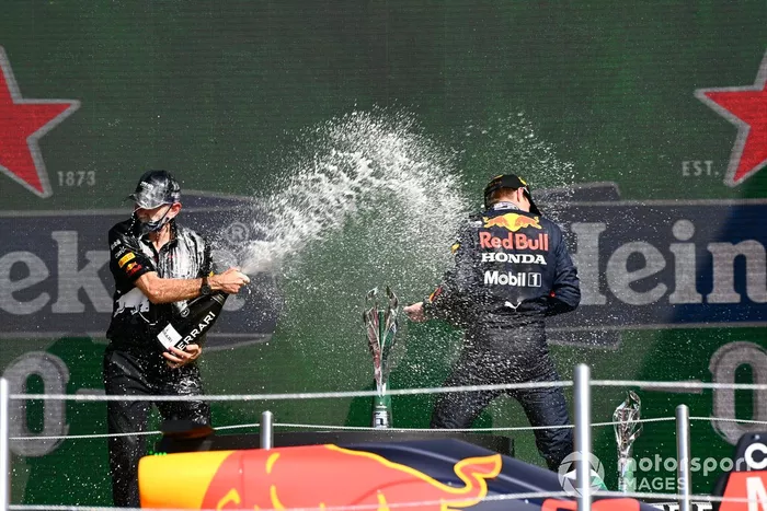 Podio: Adrian Newey, Director Técnico Red Bull Racing,  ganador Max Verstappen, Red Bull Racing