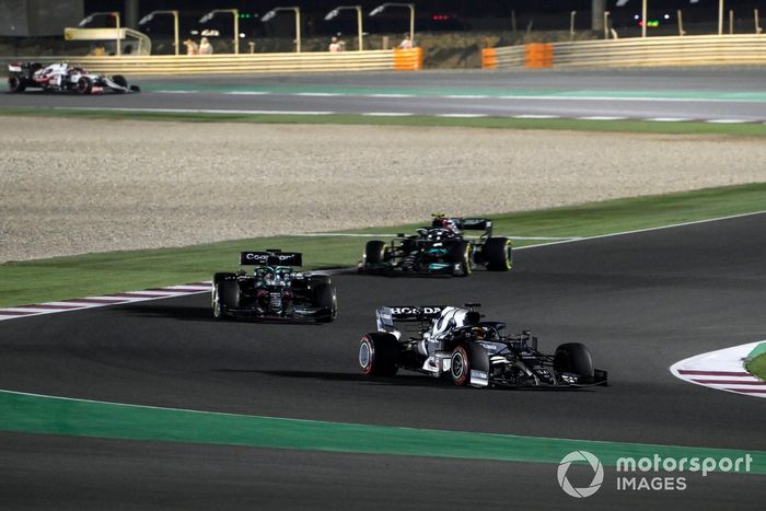 Yuki Tsunoda, AlphaTauri AT02, Lance Stroll, Aston Martin AMR21, y Valtteri Bottas, Mercedes W12.