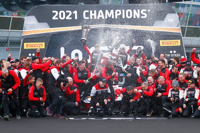 Ganadores y campeones Sébastien Ogier, Julien Ingrassia, Toyota Gazoo Racing WRT Toyota Yaris WRC