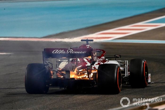 Kimi Raikkonen, Alfa Romeo Racing C39 detenido en la pista con el motor en llamas