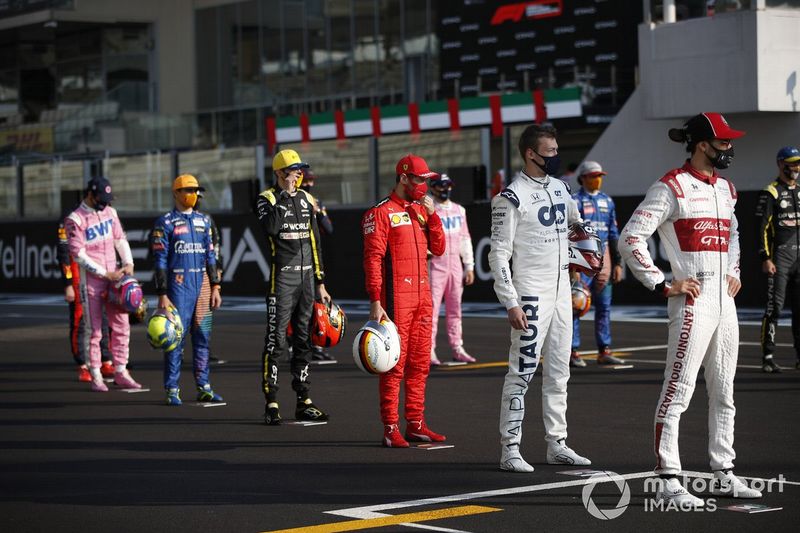 Antonio Giovinazzi, Alfa Romeo, Daniil Kvyat, AlphaTauri, Sebastian Vettel, Ferrari, Esteban Ocon, Renault F1, Lando Norris, McLaren durante la foto de grupo de los pilotos al final de la temporada