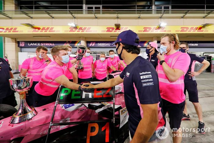 Ganador Sergio Pérez, Racing Point celebra con el equipo