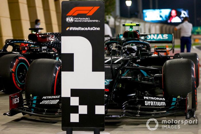 Ganador de la pole Valtteri Bottas, Mercedes F1 W11, segundo George Russell, Mercedes F1 W11