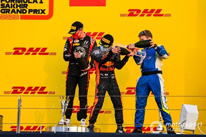 Podio: ganador de la carrera Yuki Tsunoda, Carlin, tercer lugar Nikita Mazepin, Hitech Grand Prix