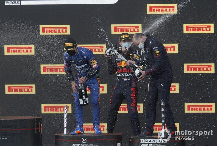 Podio: ganador Max Verstappen, Red Bull Racing, y el tercer lugar Lando Norris, McLaren
