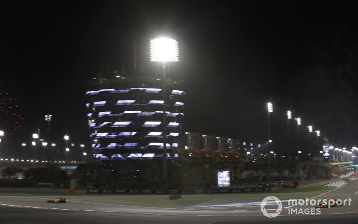 Lando Norris, McLaren MCL35M, Sergio Pérez, Red Bull Racing RB16B