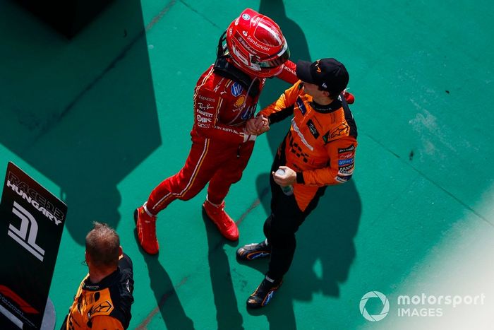 Charles Leclerc, Scuderia Ferrari, felicita a Oscar Piastri, McLaren F1 Team, 1ª posición, en Parc Ferme