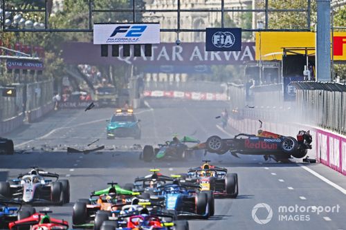 O carro de Pepe Marti, da Campos Racing, é projetado no ar na sequência de uma colisão com Kush Maini, da Invicta Racing