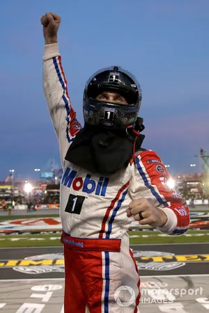 Race winner Kevin Harvick, Stewart-Haas Racing, Ford Fusion Mobil 1
