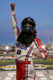 Race winner Kevin Harvick, Stewart-Haas Racing, Ford Fusion Mobil 1
