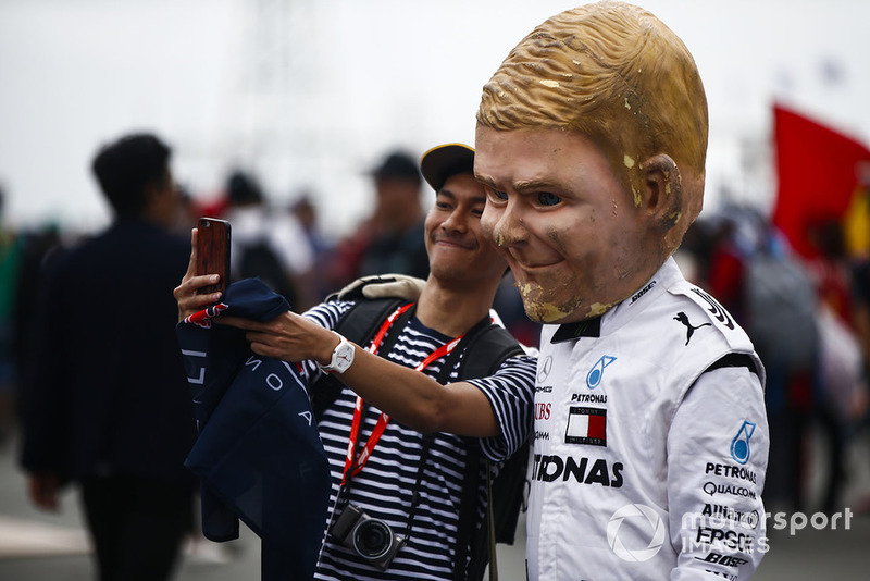 A fan gets a photo with a caricature of Valtteri Bottas, Mercedes AMG F1