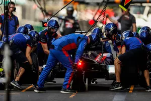 Brendon Hartley, Toro Rosso STR13, dans les stands pendant les essais