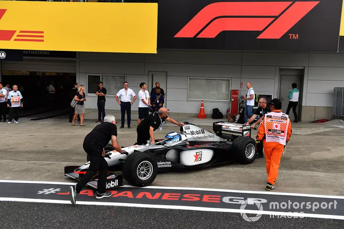 Mika Hakkinen, McLaren MP4-13 Leyendas F1 30 Aniversario vuelta de Demostración