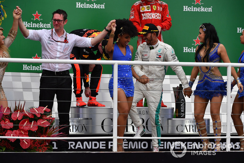 Il vincitore della gara Lewis Hamilton, Mercedes AMG F1, festeggia sul podio con Andy Shovlin, Chief Engineer, Mercedes-AMG F1, e le ballerine di samba