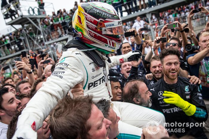 Ganador de la carrera Lewis Hamilton, Mercedes AMG F1 celebra en Parc Ferme 
