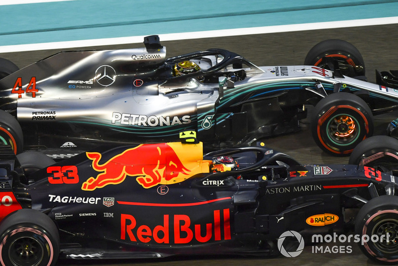 Lewis Hamilton, Mercedes-AMG F1 W09 with disc brakes glowing and Max Verstappen, Red Bull Racing RB14 battle