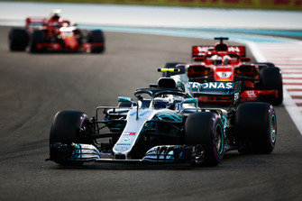 Valtteri Bottas, Mercedes AMG F1 W09 EQ Power+ devant Sebastian Vettel, Ferrari SF71H