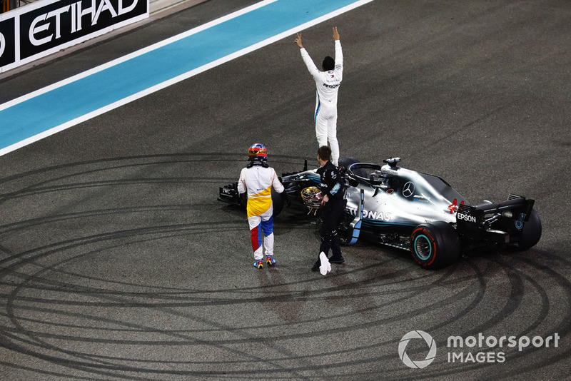 Lewis Hamilton, Mercedes AMG F1 W09 EQ Power+, fête sa victoire sur sa voiture avec Fernando Alonso, McLaren, sur la grille