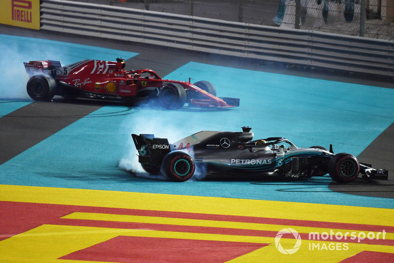 Lewis Hamilton, Mercedes-AMG F1 W09 e Sebastian Vettel, Ferrari SF71H, eseguono dei donut alla fine della gara
