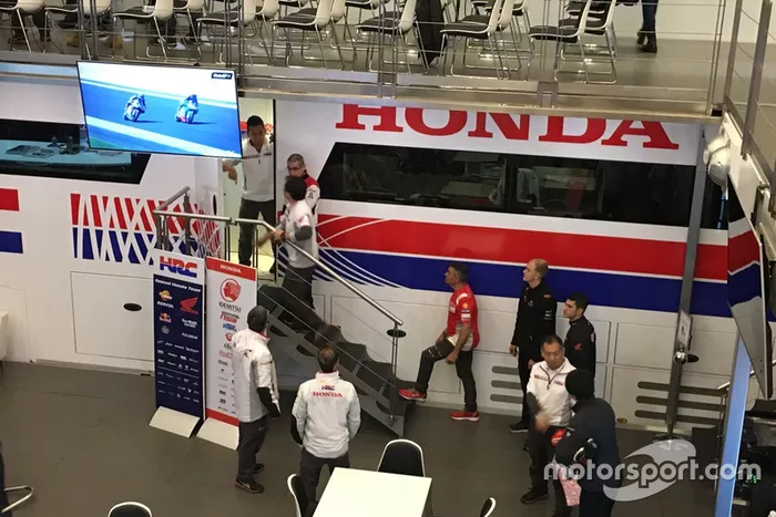 Reunión de miembros de HRC durante la llegada de Jorge Lorenzo a Honda