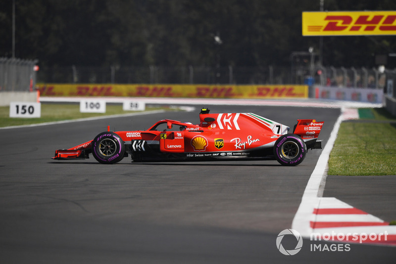 Kimi Raikkonen, Ferrari SF71H spins in FP1