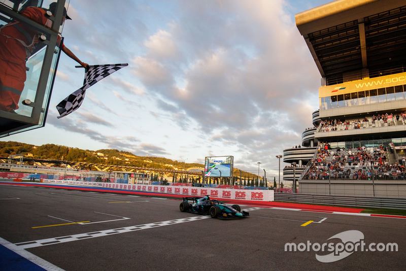 Ganador de la carrera Alexander Albon, DAMS