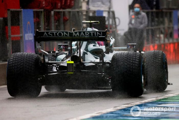 Sebastian Vettel, Aston Martin AMR21, en pit lane