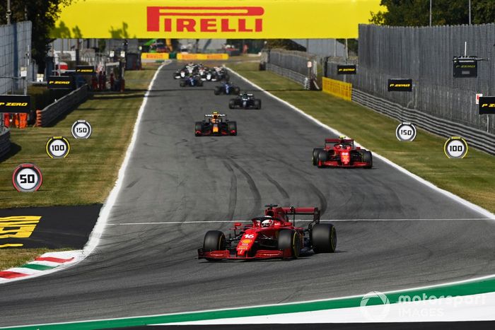 Charles Leclerc, Ferrari SF21, Carlos Sainz Jr, Ferrari SF21, y Sergio Pérez, Red Bull Racing RB16B