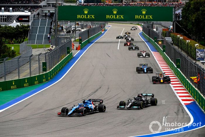 Fernando Alonso, Alpine A521, Lewis Hamilton, Mercedes W12, Sergio Pérez, Red Bull Racing RB16B