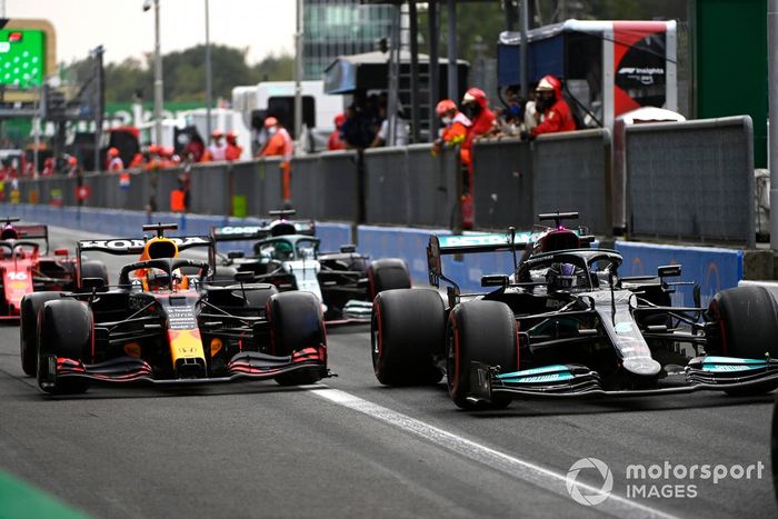 Lewis Hamilton, Mercedes W12, Max Verstappen, Red Bull Racing RB16B, en el pit lane