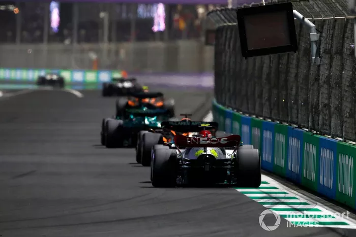 Lance Stroll, Aston Martin AMR22, Daniel Ricciardo, McLaren MCL36, Lewis Hamilton, Mercedes W13