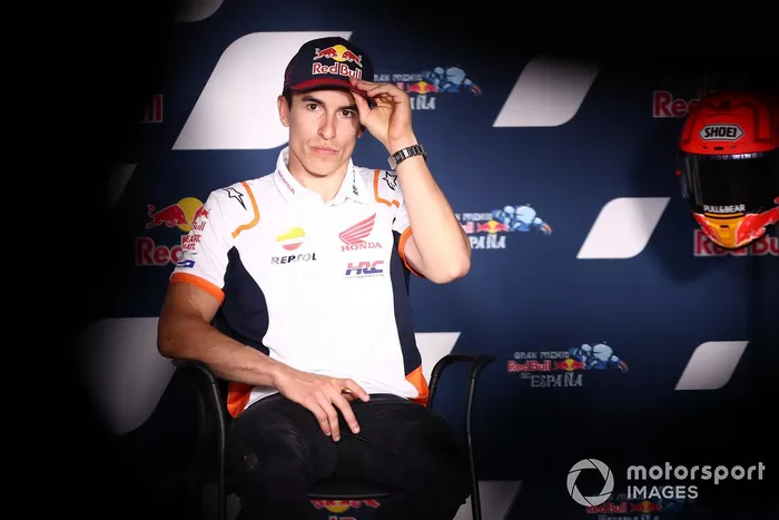 Marc Márquez, Repsol Honda Team, estira el brazo
