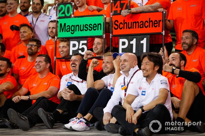 Guenther Steiner, director del equipo Haas F1, Kevin Magnussen, Haas F1 Team, Mick Schumacher, Haas F1 Team, el equipo Haas celebran después de la carrera