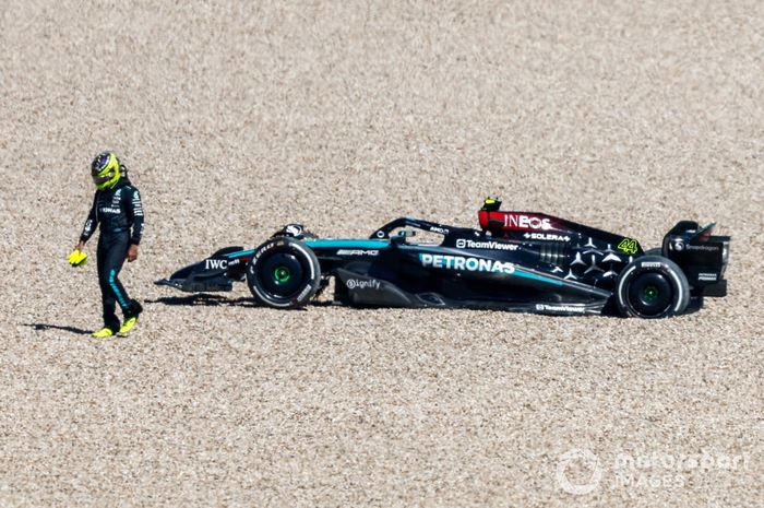 Lewis Hamilton, Mercedes F1 W15, se aleja de su coche tras retirarse en la grava