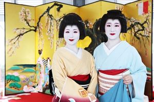 Traditional Geishas prior to the F1 Grand Prix 