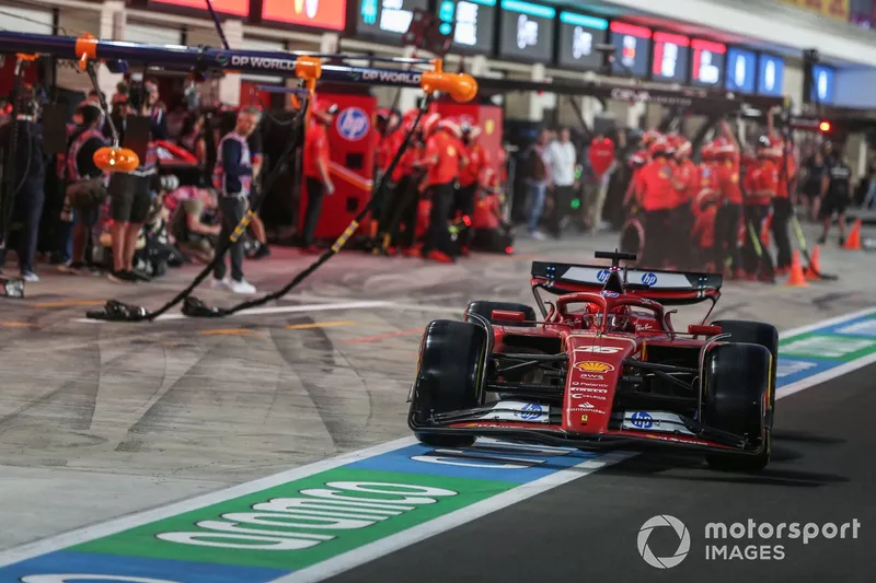 Charles Leclerc, Ferrari SF-24, dans la voie des stands 