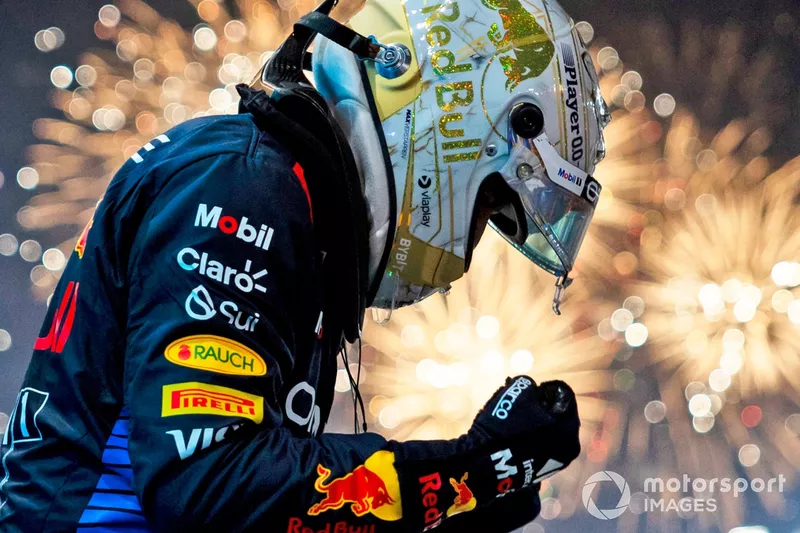 Max Verstappen, Red Bull Racing RB20, 1ère position, célèbre son arrivée au Parc Ferme en tirant des feux d'artifice.