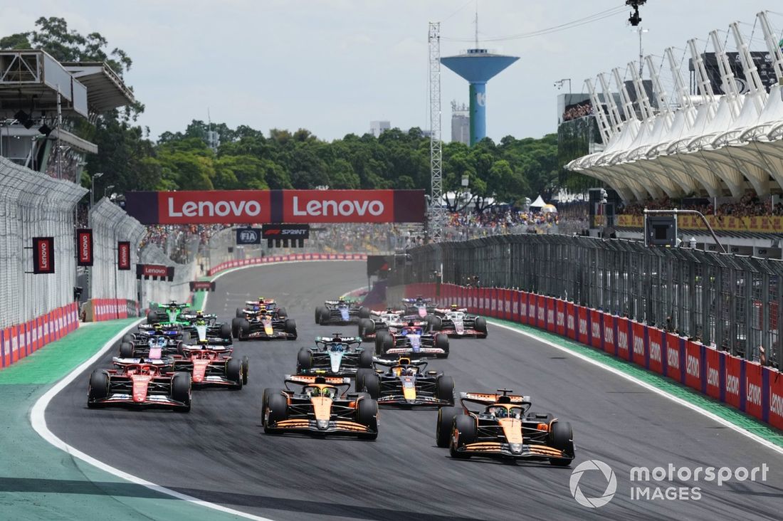 Oscar Piastri, McLaren MCL38 , Lando Norris, McLaren MCL38, Charles Leclerc, Ferrari SF-24, Carlos Sainz, Ferrari SF-24, Max Verstappen, Red Bull Racing RB20 George Russell, Mercedes F1 W15, el resto de la parrilla en la salida.