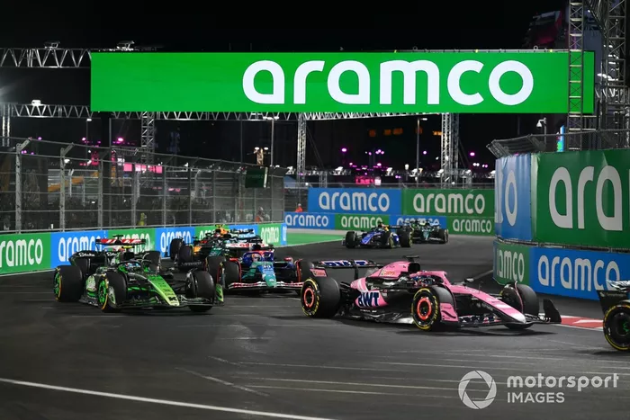 Esteban Ocon, Alpine A524, Zhou Guanyu, Stake F1 Team KICK Sauber C44, Liam Lawson, VCARB 01