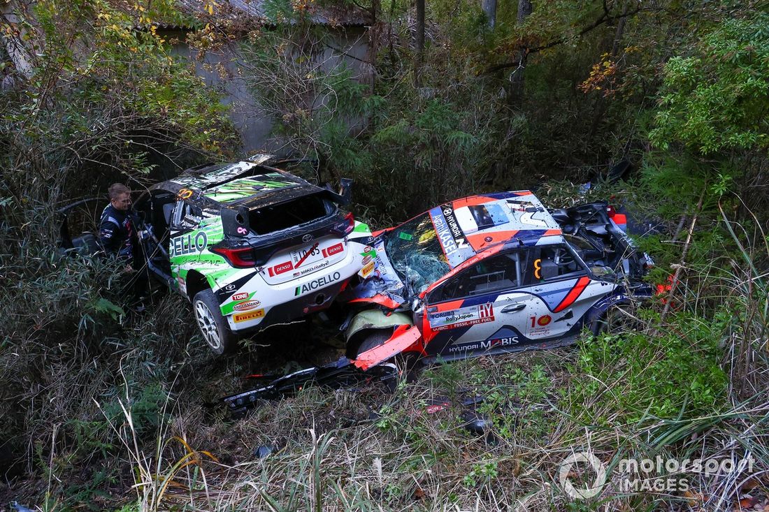 Heikki Kovalainen, Sae Kitagawa, Toyota GR Yaris Rally2, Ott Tänak, Martin Järveoja, Hyundai World Rally Team Hyundai i20 N Rally1 después del accidente.