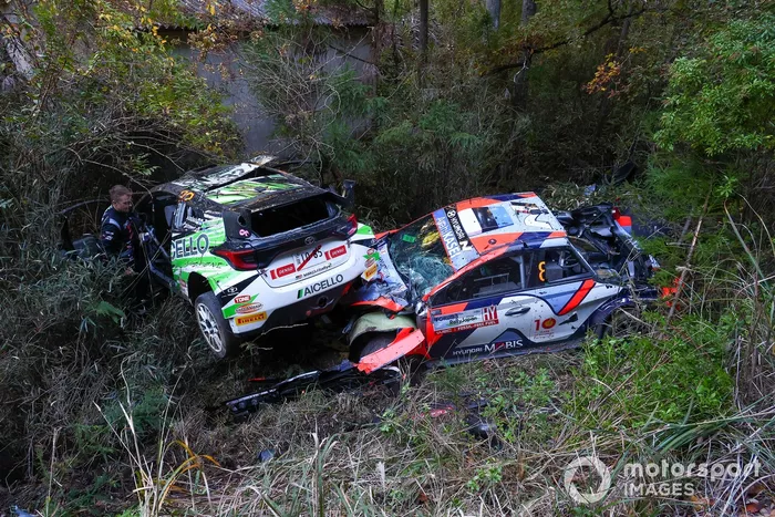 Heikki Kovalainen, Sae Kitagawa, Toyota GR Yaris Rally2, Ott Tänak, Martin Järveoja, Hyundai World Rally Team Hyundai i20 N Rally1 after the crash