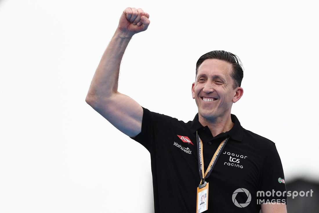 James Barclay, director del equipo Jaguar TCS Racing, lo celebra en el podio