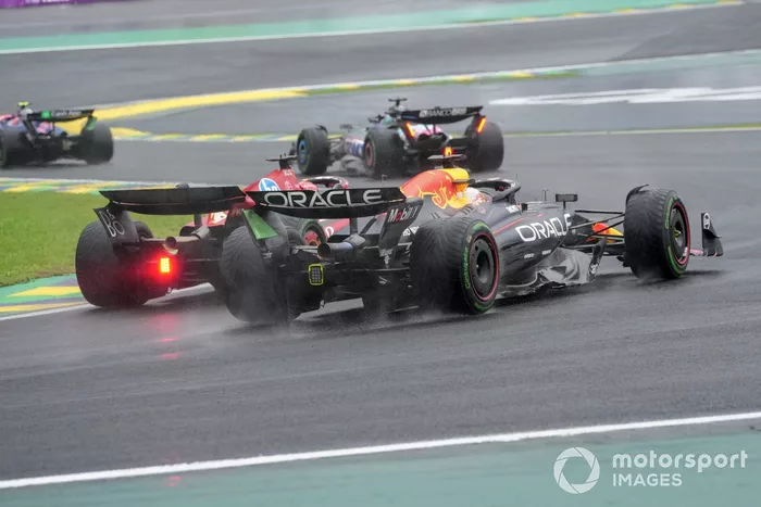 Charles Leclerc, Ferrari SF-24, lucha con Max Verstappen, Red Bull Racing RB20