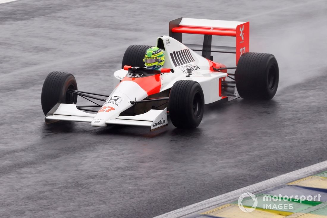 Lewis Hamilton conduce el McLaren MP4/5B de Ayrton Senna