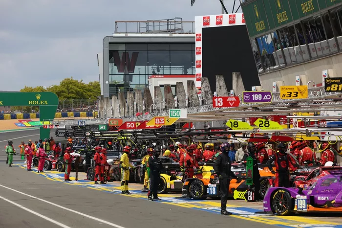 Cars in pitlane